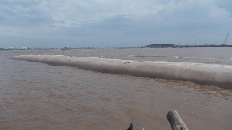 Ống địa kỹ thuật được sử dụng làm đê chắn sóng hiệu quả bảo vệ bờ biển